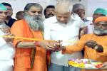 नये सर्जिकल आईसीयू का उद्घाटन करते मुख्य अतिथि प्रो0 (डाॅ) यू0पी0 सिंह एवं उनके साथ वरिष्ठ अधिकारी एवं डाॅक्टर